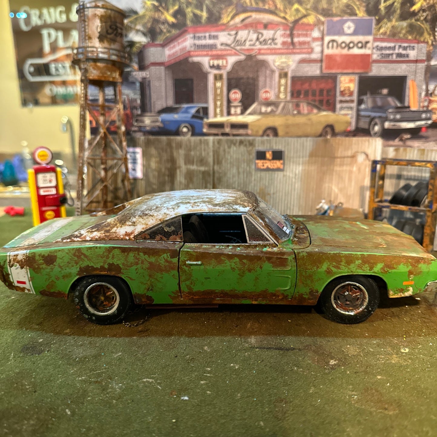 1969 Dodge Charger R/T - Barn Find Cars - 1:18 DIECAST - Weathered