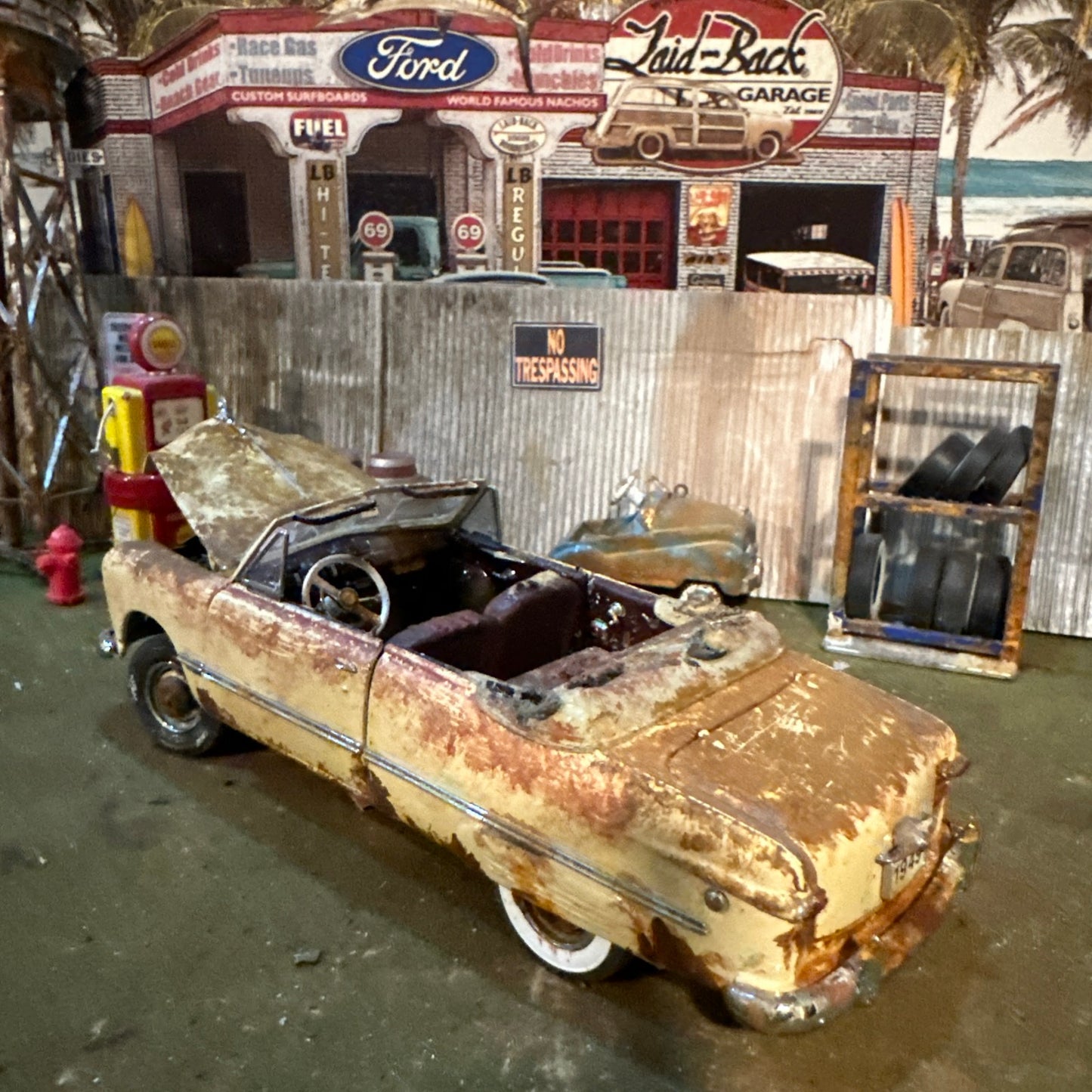 1949 Ford Convertible - Barn Find Cars - 1:24 DIECAST - Danbury Mint