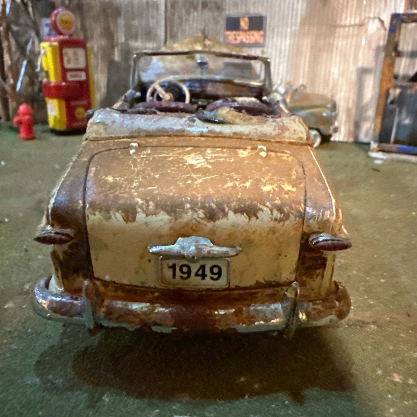 1949 Ford Convertible - Barn Find Cars - 1:24 DIECAST - Danbury Mint