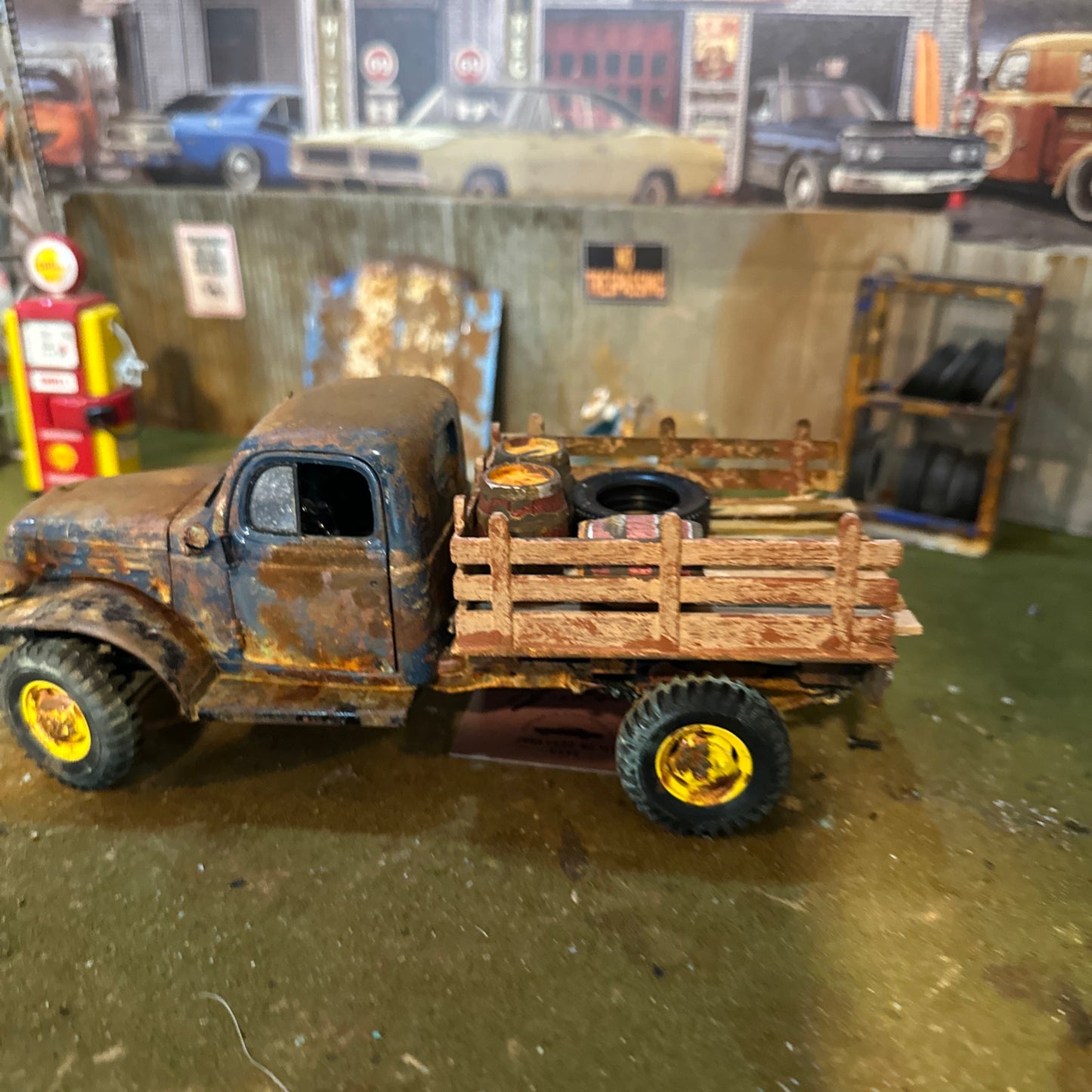 1946 Dodge Power Wagon Flatbed - Barn Find Cars - 1:24 DIECAST - Danbury Mint - Custom