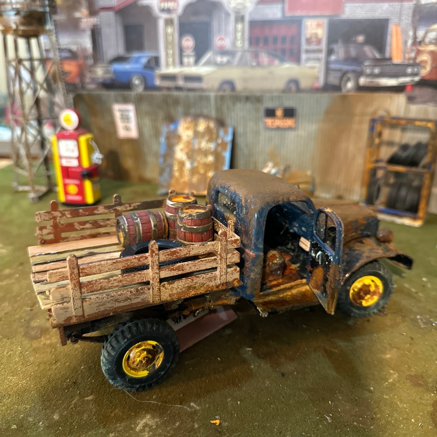 1946 Dodge Power Wagon Flatbed - Barn Find Cars - 1:24 DIECAST - Danbury Mint - Custom