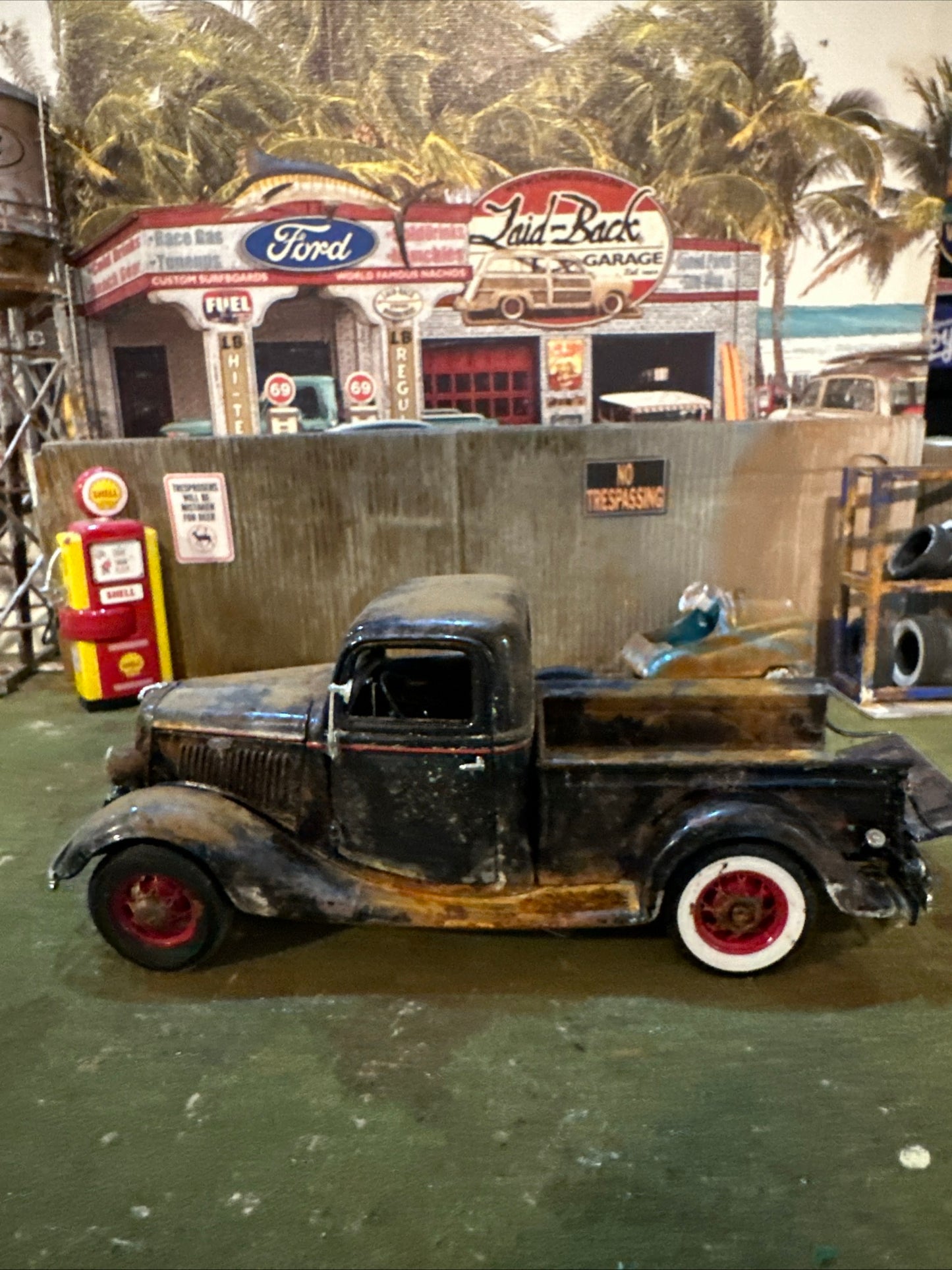 1935 Ford Pickup Truck - Barn Find Cars - 1:24 DIECAST - Danbury Mint