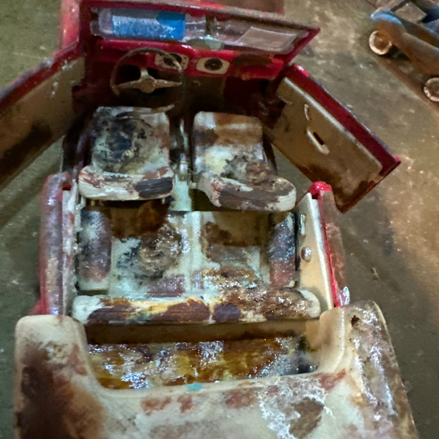 1951 VW Beetle red convertible - Barn Find Cars - 1:18 DIECAST