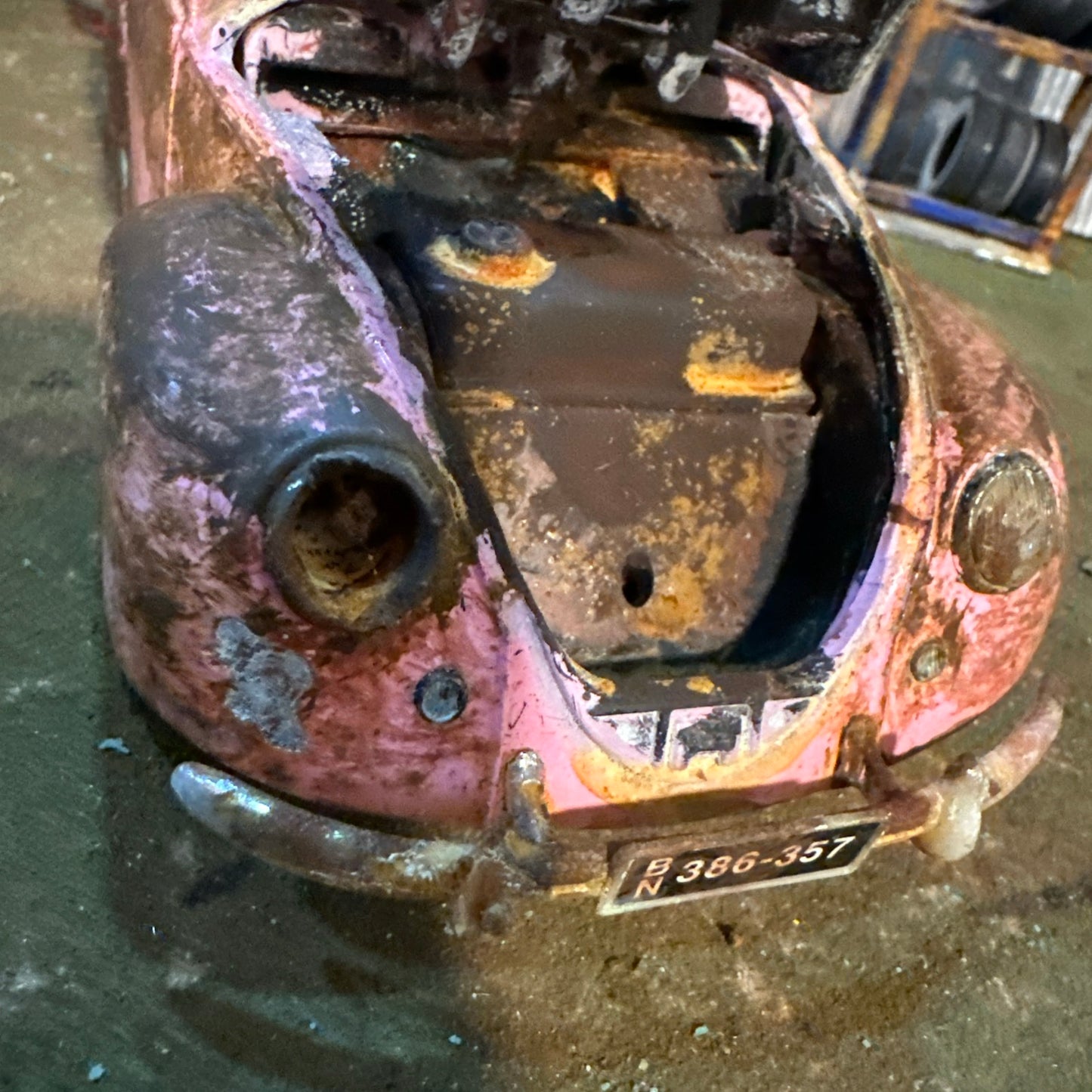 1951 Volkswagen Beetle split window - Barn Find Cars - 1:18 DIECAST